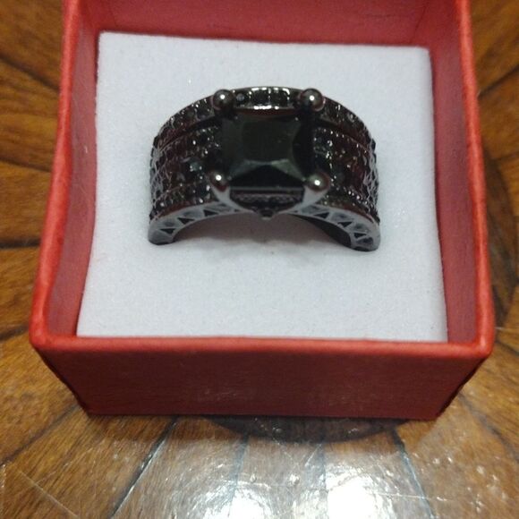 Brand New!! Black Cubic Zirconias surrounded by little black crystals. Size 7. - Picture 2 of 7